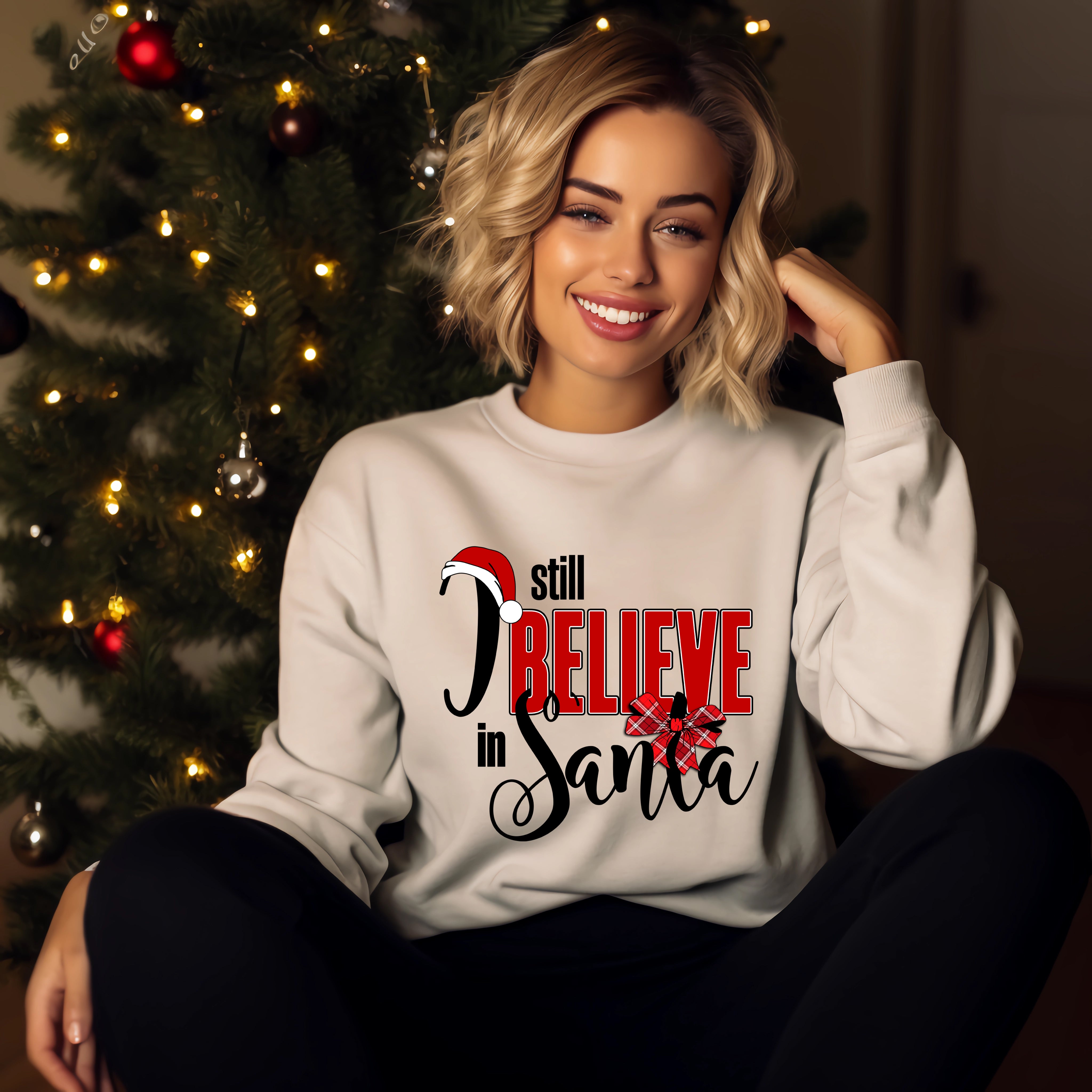 【18％OFF】 DGFSignature Unisex Sweatshirt, Santa in Believe Still -I トップス